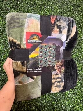 Jurassic World Cloud Throw Blanket with Faux Fur Reverse - Green/Black